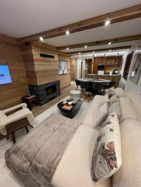 Appartement chaleureux à Megève - 80 m² avec jardin et cheminée.